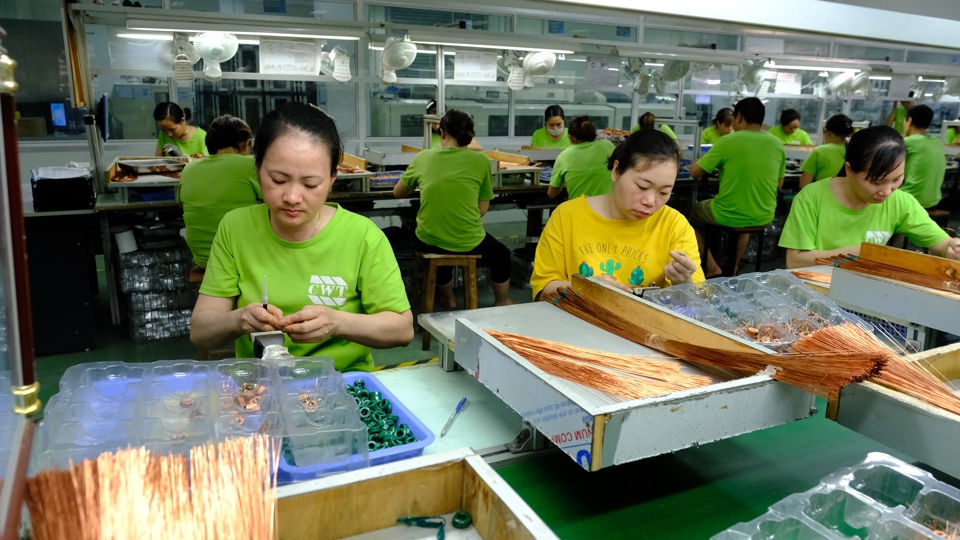Hoạt động sản xuất tại Khu công nghiệp Quang Minh, Hà Nội. Ảnh: Phạm Hùng