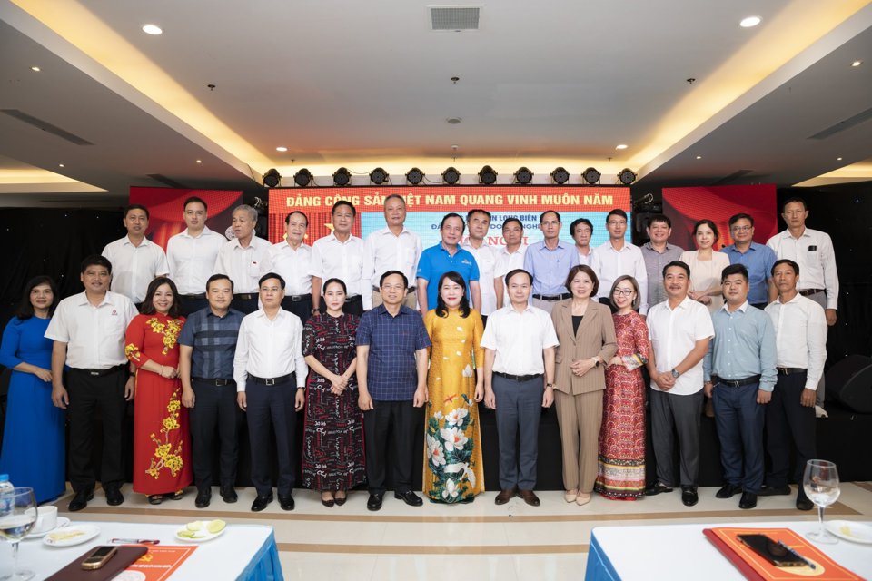 Lãnh đạo quận Long Biên gặp gỡ các doanh nghiệp trên địa bàn. Ảnh: Hà Trần