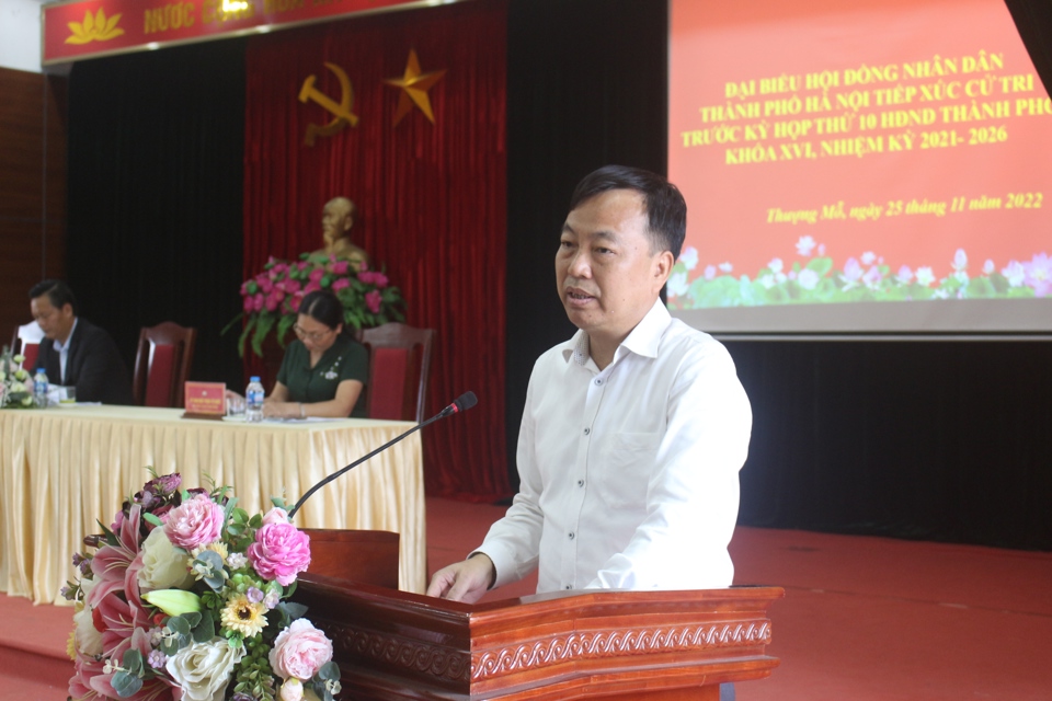 Ph&oacute; Chủ tịch UBND huyện Đan Phượng Nguyễn Thạc H&ugrave;ng trả lời một số vấn đề cử tri n&ecirc;u.