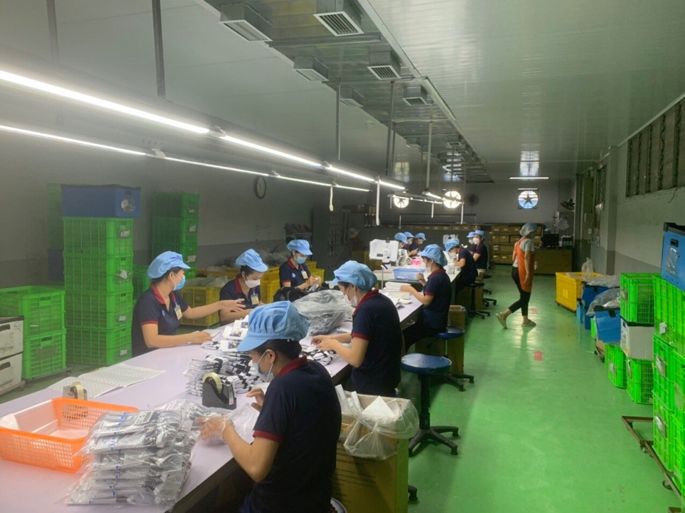 Người lao động làm việc tại Công ty CP Dệt may Supertex (Cụm Công nghiệp Thanh Oai). Ảnh: Ánh Ngọc