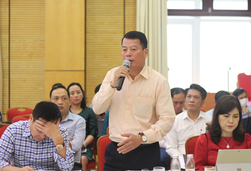 Chủ tịch UBND phường Chương Dương Nguyễn Văn Vĩnh trả lời vấn đề đại biểu y&ecirc;u cầu