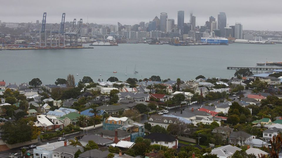 Những ng&ocirc;i nh&agrave; ở v&ugrave;ng ngoại &ocirc; Devonport đối diện với khu thương mại trung t&acirc;m của Auckland, New Zealand. Ảnh CNN