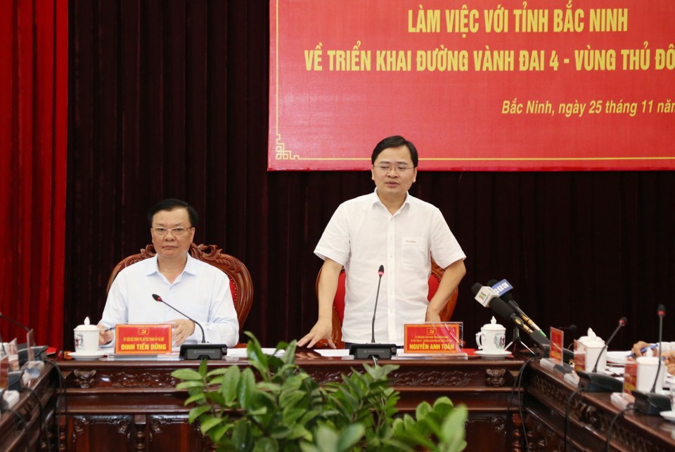 B&iacute; thư Tỉnh ủy Bắc Ninh Nguyễn Anh Tuấn ph&aacute;t biểu tại cuộc l&agrave;m việc.
