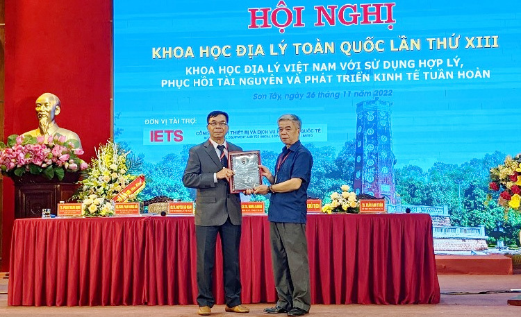 GS.TS Nguyễn Cao Huần được trao bằng khen tại hội nghị.