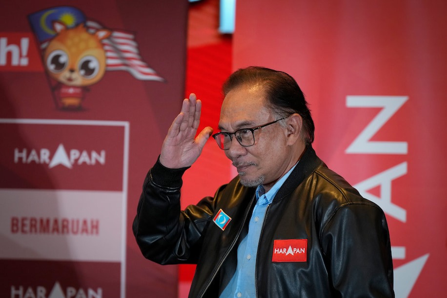 Cựu Thủ tướng Anwar Ibrahim, thủ lĩnh Li&ecirc;n minh Hy vọng (PH), đ&atilde; được Quốc vương nước n&agrave;y bổ nhiệm l&agrave;m Thủ tướng h&ocirc;m 24/11. Ảnh: AP