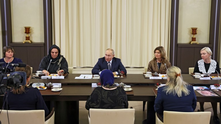 Tổng thống Nga Vladimir Putin tại cuộc gặp c&aacute;c b&agrave; mẹ của c&aacute;c qu&acirc;n nh&acirc;n tham gia chiến dịch qu&acirc;n sự đặc biệt. Ảnh: Sputnik