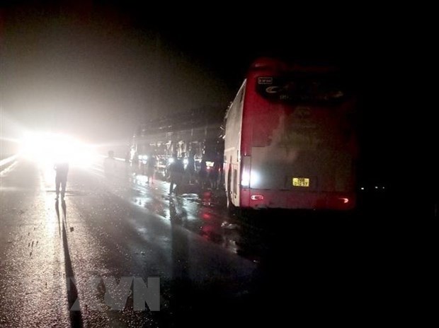 Xe khách đâm xe tải trên cao tốc Nội Bài-Lào Cai, 7 người thương vong - Ảnh 1