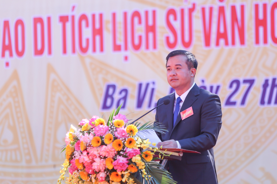 Chủ tịch UBND huyện Ba Vì đọc diễn diễn văn tưởng niệm niệm ngày hóa của Đức Thánh Tản Viên Sơn.