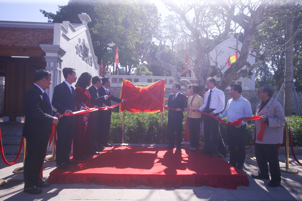 Các đại biểu gắn biển công trình chào mừng kỷ niệm 55 năm ngày thành lập huyện Ba Vì (26/7/1968 – 26/7/2023).
