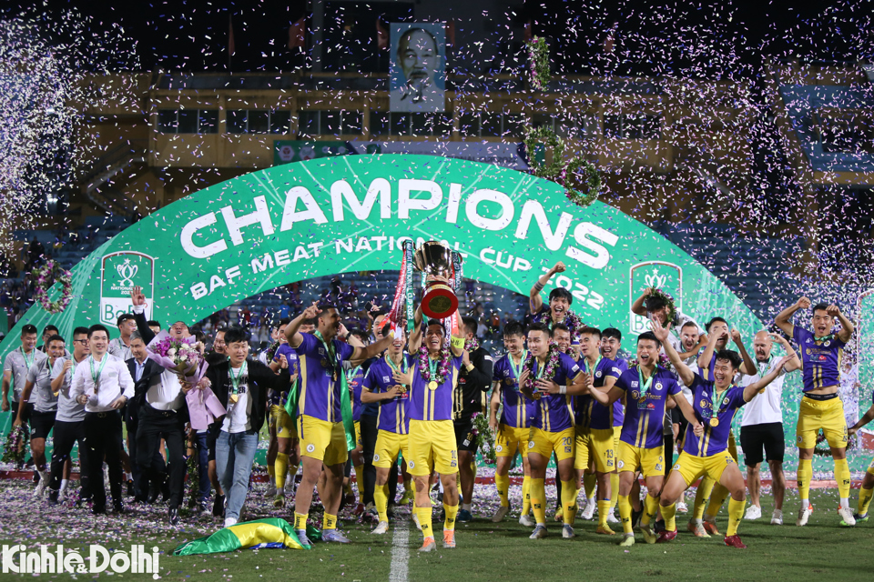 Trong khi đ&oacute;, H&agrave; Nội FC đăng quang tại Cup Quốc gia 2022 một c&aacute;ch thuyết phục.