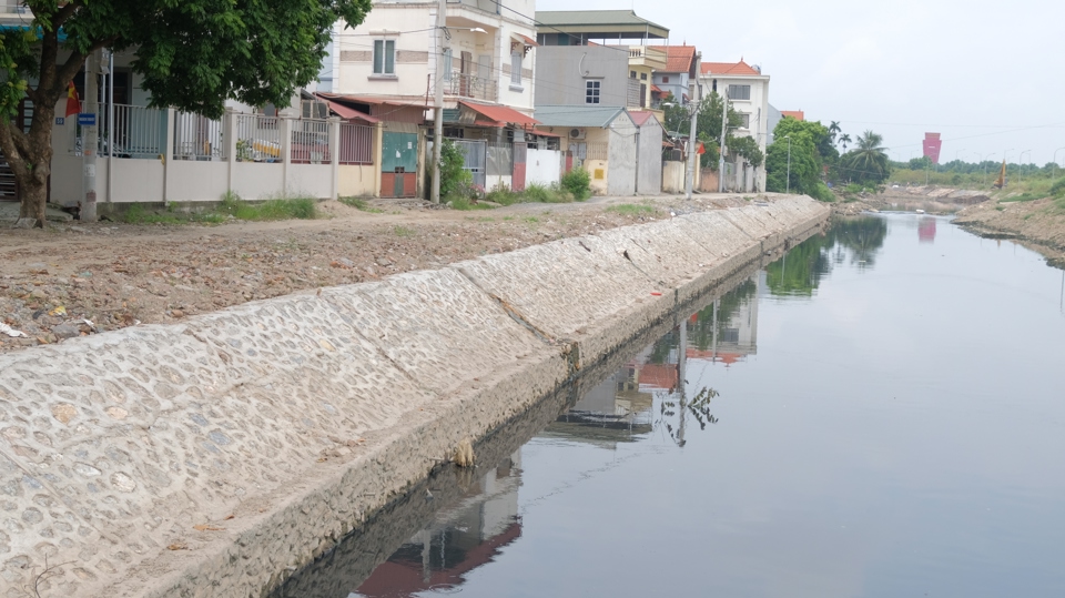 Một tuyến k&egrave; thuộc dự &aacute;n cải tạo s&ocirc;ng Cầu B&acirc;y đ&atilde; cơ bản được ho&agrave;n thiện. Ảnh: L&acirc;m Nguyễn.