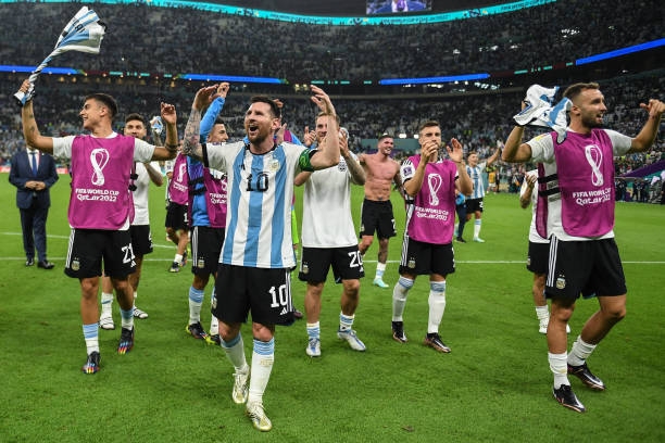 Messi tỏa sáng mở ra cơ hội đi tiếp cho Argentina tại World Cup 2022 - Ảnh 1