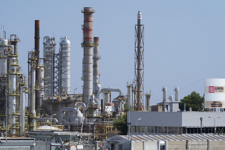 Một nh&agrave; m&aacute;y lọc dầu của C&ocirc;ng ty dầu mỏ Lukoil của Nga ở Sicily. Ảnh: Reuters