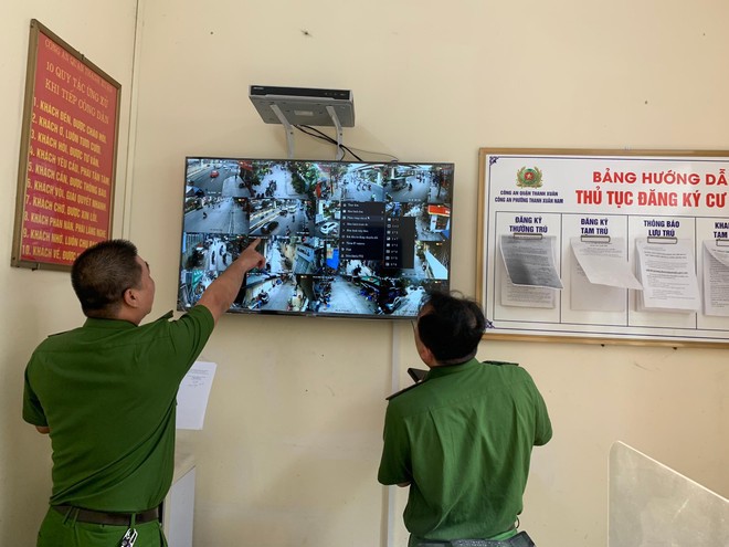 Cán bộ, chiến sĩ thực hiện việc giám sát 24/24 giờ, hình ảnh được truyền về phòng trực ban Công an phường Thanh Xuân Nam. Ảnh: Thái San