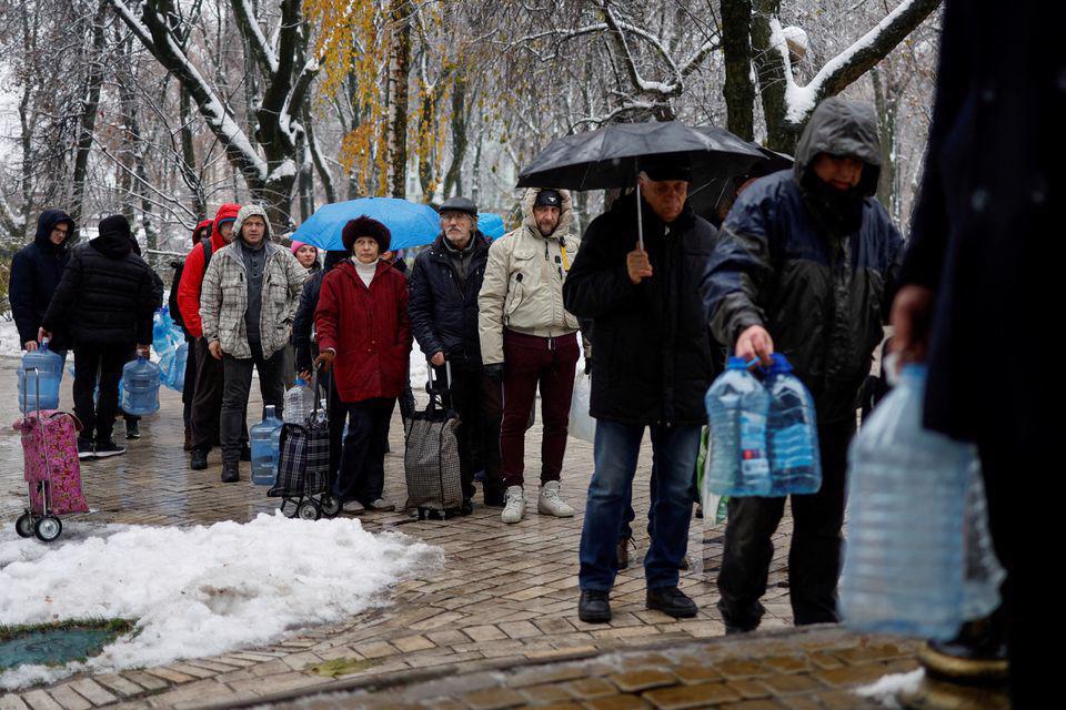 Người dân địa phương xếp hàng lấy nước uống sau khi cơ sở hạ tầng dân sự quan trọng ở Kiev, Ukraine bị tên lửa Nga phá hủy ngày 24/11. Ảnh: Reuters