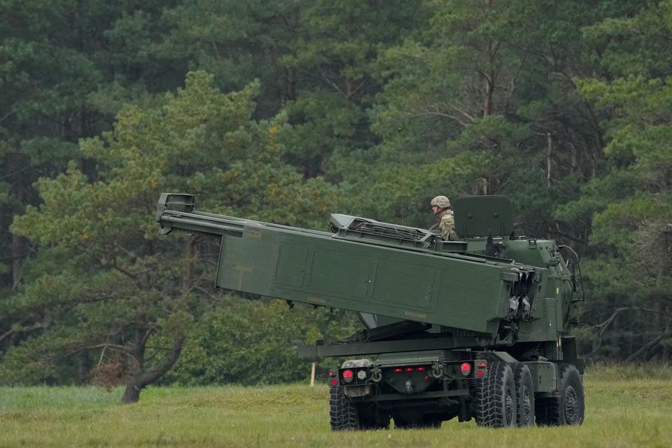 Một hệ thống ph&aacute;o phản lực cơ động cao HIMARS M142 tham gia cuộc tập trận ở Latvia ng&agrave;y 26/9. Ảnh: Reuters