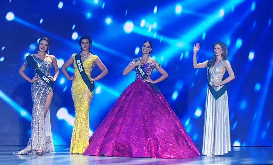 Đại diện Colombia mặc v&aacute;y t&iacute;m kh&aacute; nổi bật trong Top 4 th&iacute; sinh xuất sắc của Miss Earth 2022.