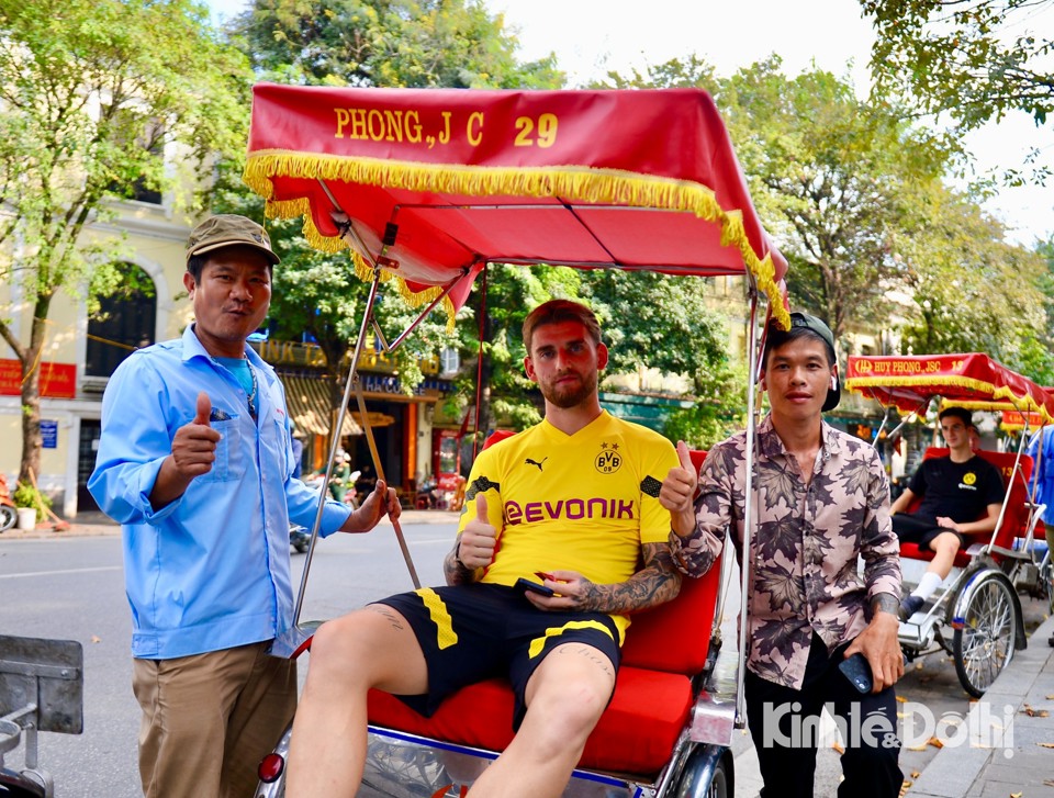 Cầu thủ Dortmund lần đầu trải nghiệm xích lô và dạo quanh Hồ Gươm - Ảnh 1