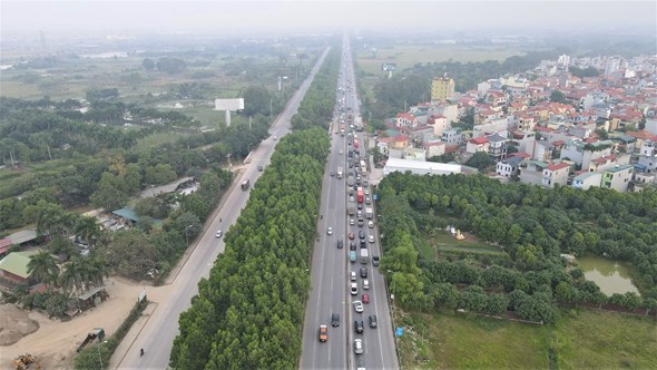 Đ&acirc;y l&agrave; trục đường c&oacute; đ&ocirc;ng đ&uacute;c phương tiện đi qua khiến việc thi c&ocirc;ng gặp nhiều kh&oacute; khăn.&nbsp;