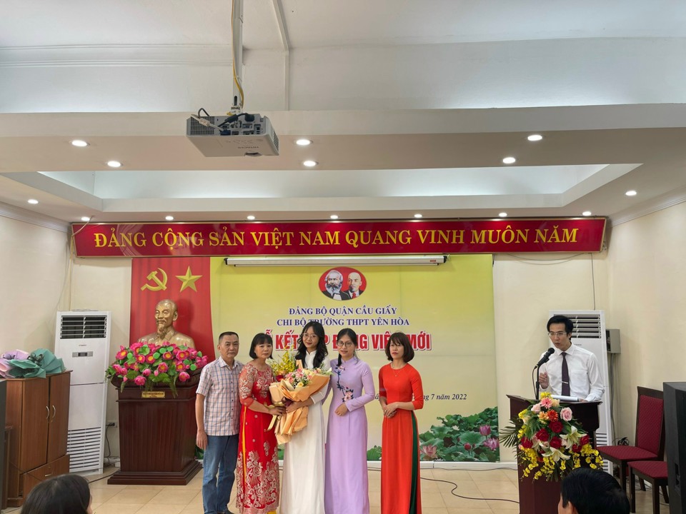 Lễ kết nạp đảng viên mới tại Chi bộ trường THPT Yên Hòa, quận Cầu Giấy. Ảnh: Thủy Tiên