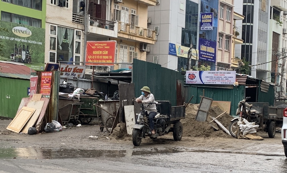 Điểm tập kết vật liệu xây dựng, rác thải tại khu vực đầu ngõ 34 Giang Văn Minh.