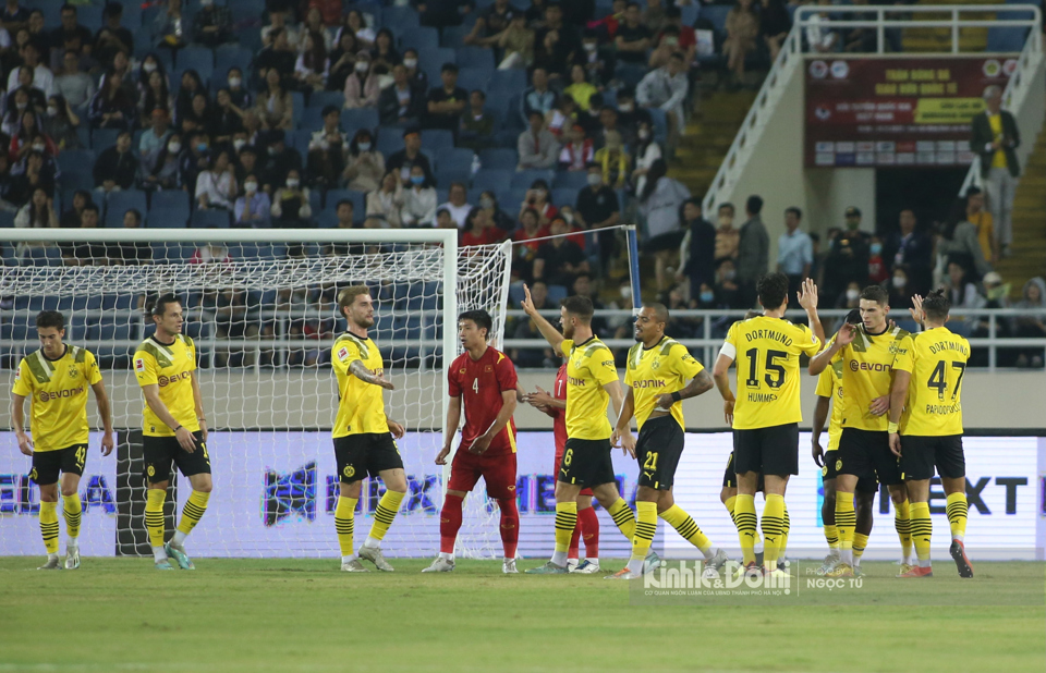 Tiến Linh và Tuấn Hải lập công, Mats Hummels bất lực nhìn Dortmund thua trận - Ảnh 4