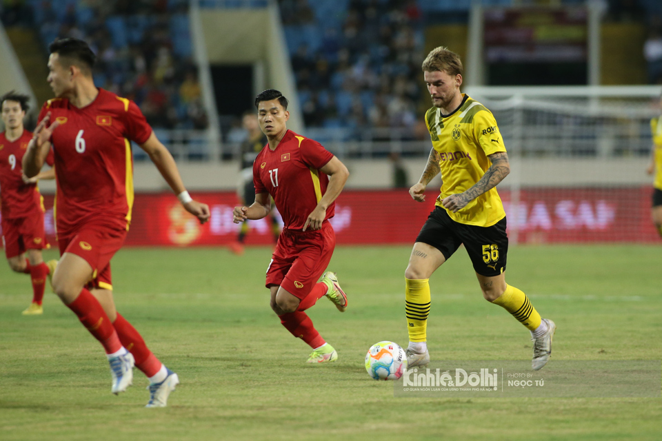 Ở hiệp thi đấu thứ hai, tuyển Việt Nam v&agrave;&nbsp;Dortmund c&oacute; những sự thay đổi người để thử nghiệm lối chơi.