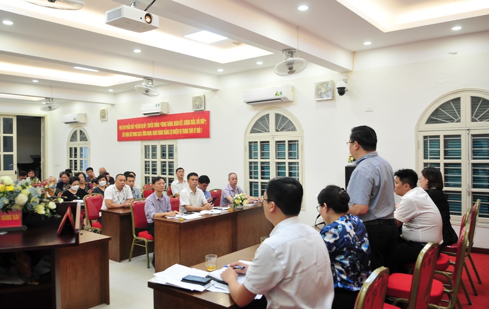 Ph&oacute; Chủ tịch Thường trực UBND quận Ho&agrave;n Kiếm Nguyễn Anh Qu&acirc;n trao đởi, trả lời, l&agrave;m r&otilde; th&ecirc;m c&aacute;c vấn đề người người quan t&acirc;m, băn khoăn