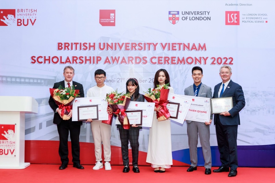 Lễ trao học bổng Đại sứ Vương quốc Anh năm 2022 được tổ chức tạiĐại sứ qu&aacute;n Anh tại Việt Nam.