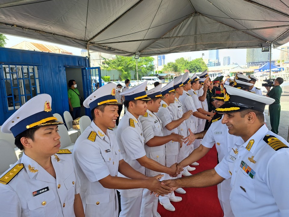 Sĩ quan hải qu&acirc;n 2 nước Việt Nam - Ấn Độ ch&agrave;o hỏi nhau.