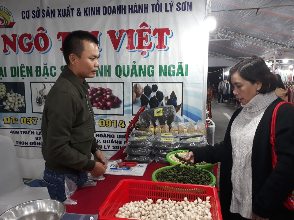 Người ti&ecirc;u d&ugrave;ng mua sản phẩm Việt tại lễ khai mạc hội chợ. Ảnh: Ho&agrave;i Nam