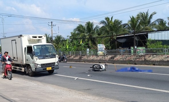 Tai nạn giao thông mới nhất (1/12): Va chạm với xe ben, nữ sinh tử vong - Ảnh 2