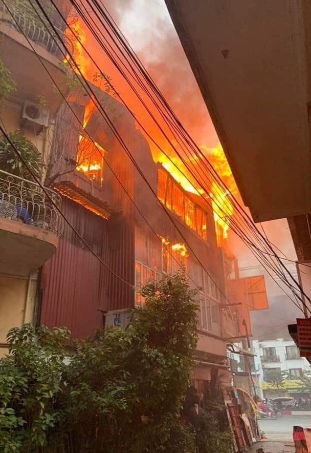 Hà Nội: Ngôi nhà bốc cháy dữ dội trên phố Minh Khai  - Ảnh 2