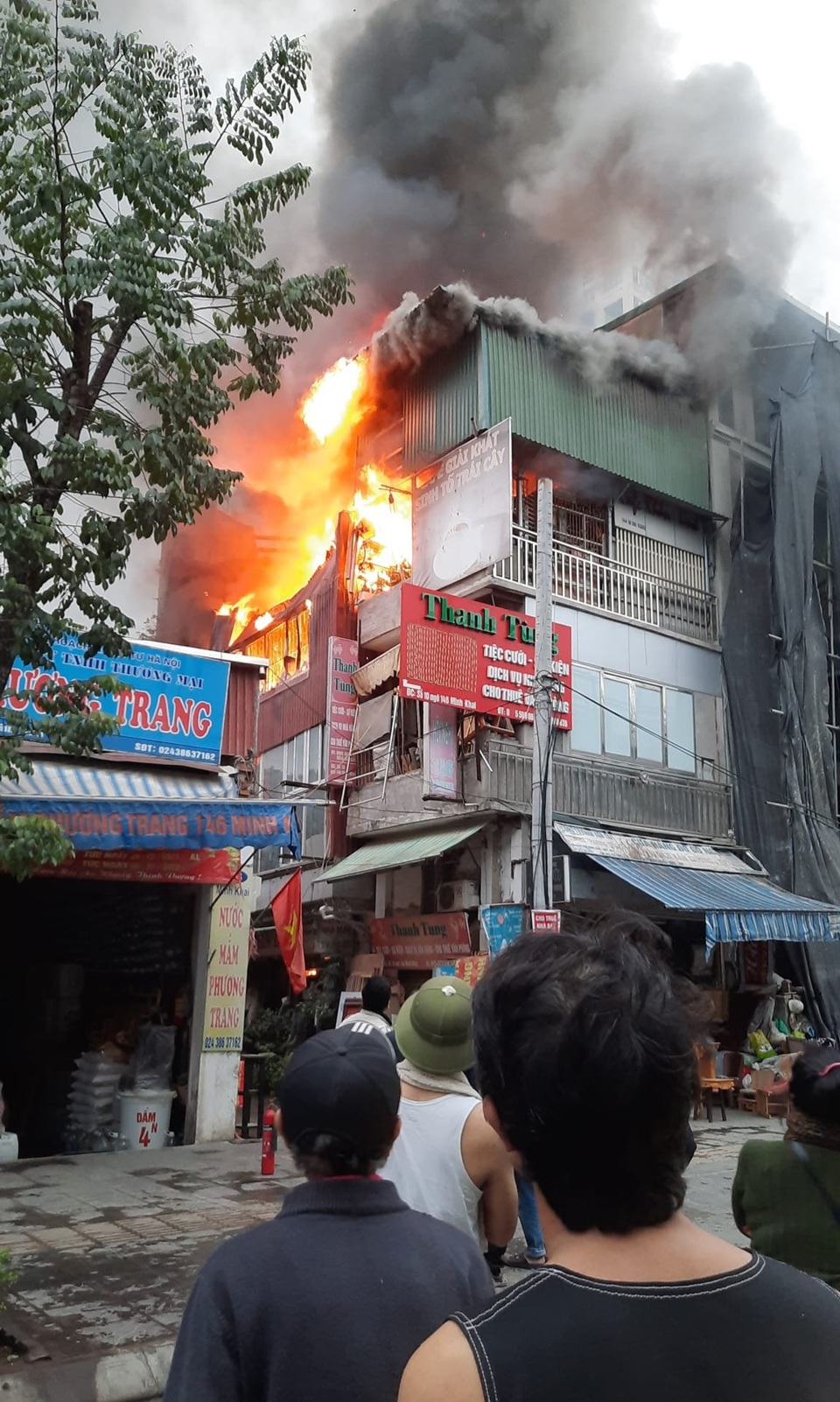 Hà Nội: Ngôi nhà bốc cháy dữ dội trên phố Minh Khai  - Ảnh 1