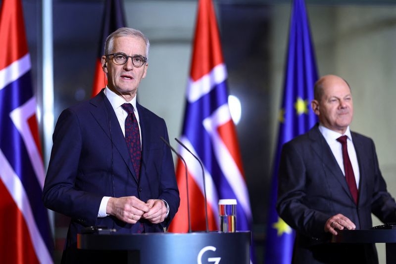 Thủ tướng Na Uy Jonas Gahr Stoere (b&ecirc;n tr&aacute;i) c&ugrave;ng Thủ tướng Đức Olaf Scholz&nbsp; tổ chức cuộc họp b&aacute;o tại Berlin h&ocirc;m 30/11. Ảnh: Reuters