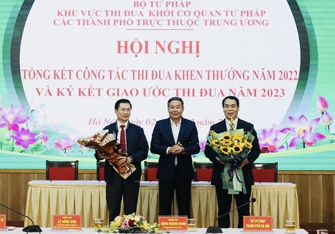 Ph&oacute; Chủ tịch Thường trực UBND TP H&agrave; Nội L&ecirc; Hồng Sơn tặng hoa cho Trưởng, Ph&oacute; ban nhiệm kỳ 2022 đ&atilde; ho&agrave;n th&agrave;nh nhiệm vụ