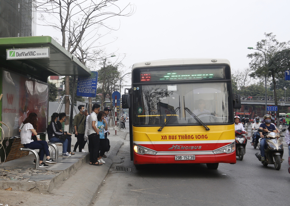 Để xe buýt trở nên hấp dẫn cần tổ chức lại giao thông, hướng tuyến cho phù hợp, tránh ùn tắc. Ảnh: Hải Linh