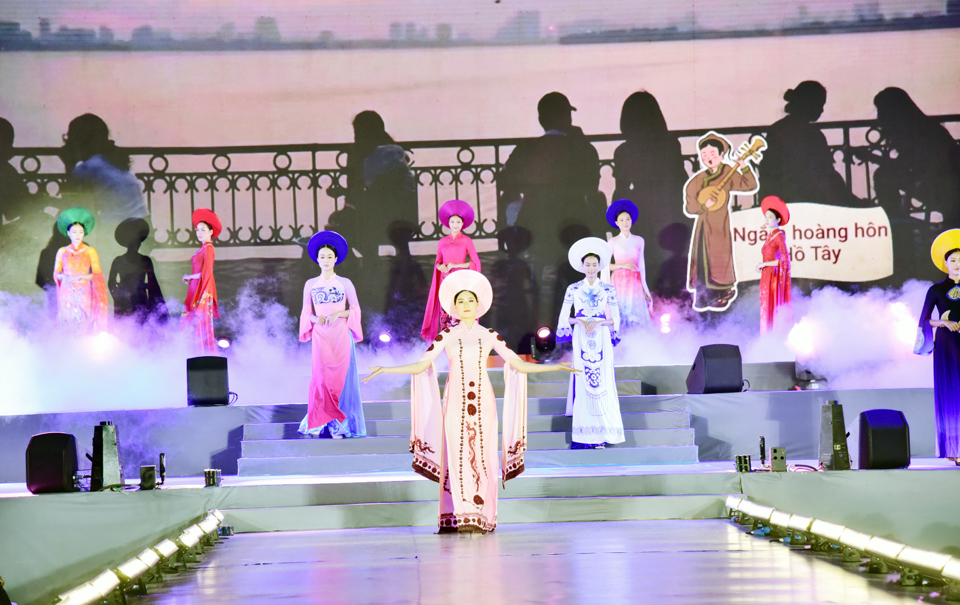 Trình diễn mẫu áo dài tại lễ khai mạc Lễ hội áo dài du lịch Hà Nội 2022. Ảnh: Hoài Nam