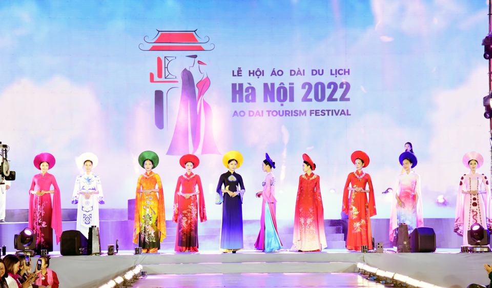 Trình diễn mẫu áo dài tại lễ khai mạc Lễ hội áo dài du lịch Hà Nội 2022. Ảnh: Hoài Nam