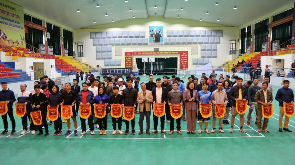 Ban Tổ chức trao cờ lưu niệm cho c&aacute;c đội.