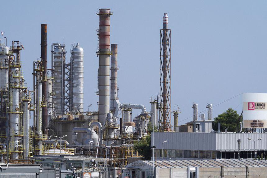 Một nhà máy lọc dầu của Công ty dầu mỏ Lukoil của Nga ở Sicily. Ảnh: Reuters