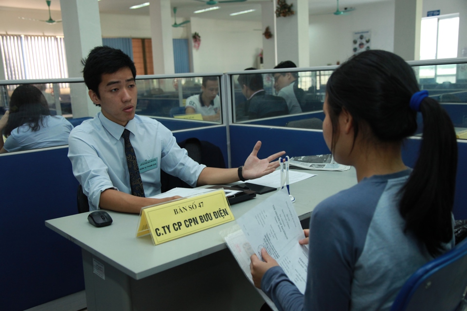 Người lao động trả lời phỏng vấn tìm việc làm tại Trung tâm giao dịch việc làm Hà Nội. Ảnh: Phạm Hùng