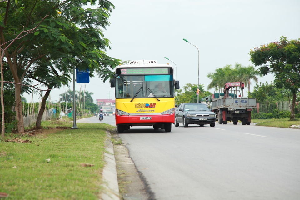 Nhiều điểm dừng đỗ xe buýt khu vực ngoại thành Hà Nội rất đơn sơ, không có nhà chờ. Ảnh: Phạm Hùng
