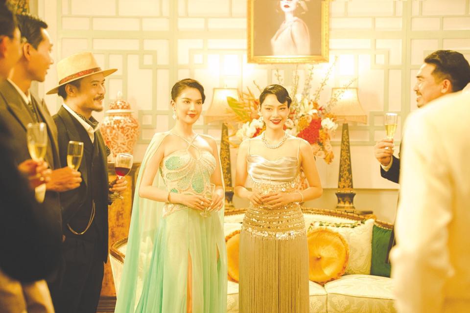 Tạo hình của Minh Hằng và Ngọc Trinh trong phim ''Chị chị em em 2''.