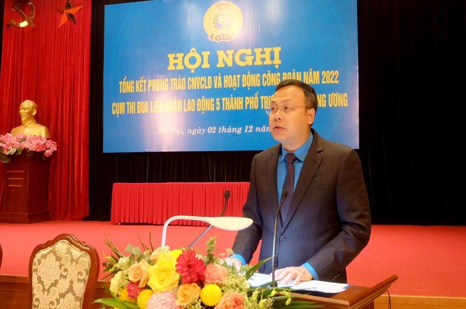 Chủ tịch LĐLĐ TP H&agrave; Nội Phạm Quang Thanh b&aacute;o c&aacute;o tại Hội nghị