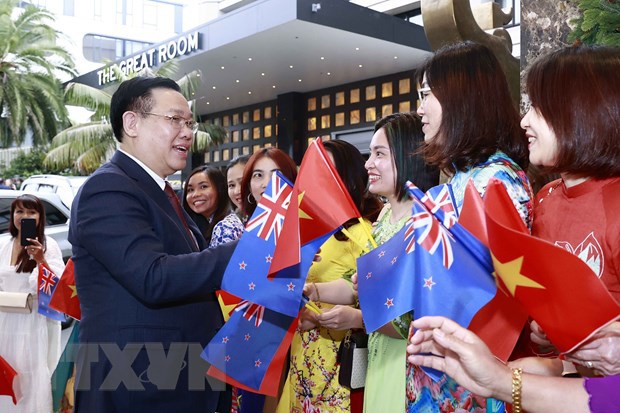 Chủ tịch Quốc hội Vương Đ&igrave;nh Huệ với đại diện cộng đồng người Việt ở New Zealand tại lễ đ&oacute;n. (Ảnh: Do&atilde;n Tấn/TTXVN)