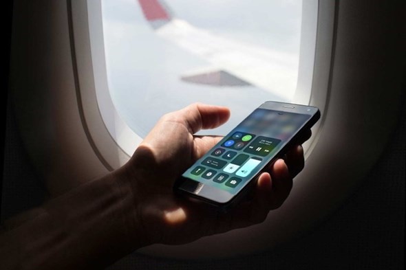Sử dụng điện thoại trên máy bay bị xử phạt như thế nào? - Ảnh 1
