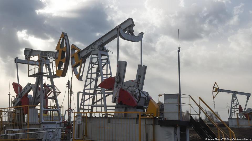 Gi&aacute; dầu Urals của Nga được giao dịch ở mức khoảng 67 USD/th&ugrave;ng trong phi&ecirc;n giao dịch ng&agrave;y 2/12. Ảnh: AP