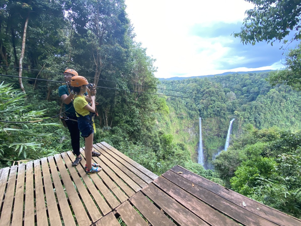 Du kh&aacute;ch trải nghiệm chơi zipline tại Th&aacute;c nước đ&ocirc;i Tad Fane, vườn quốc gia Dong Hua Sao, ở cao nguy&ecirc;n Bolaven, tỉnh Champasak. Ảnh Phạm H&ugrave;ng