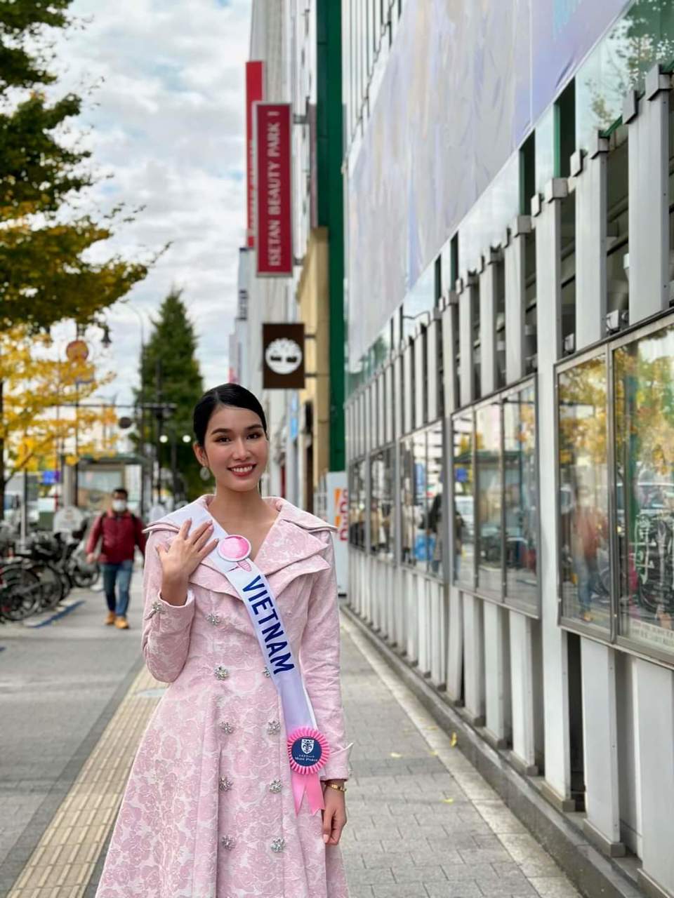 Phương Anh và thí sinh Miss International 2022 dậy từ 3 giờ sáng đi ghi hình - Ảnh 12